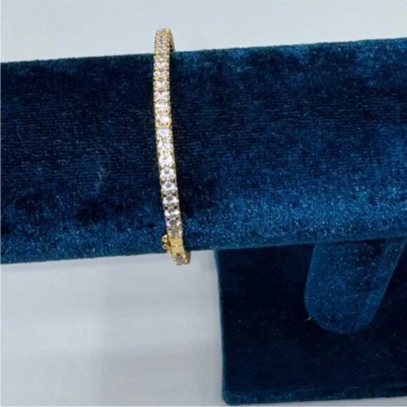 18k Tennis Bangle - Picture 8 of 10